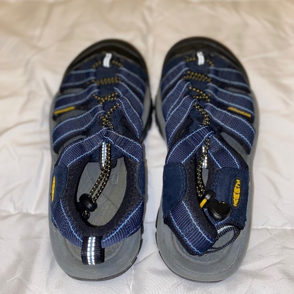 Keen hiking shoes women’s size 6 - Picture 1 of 7